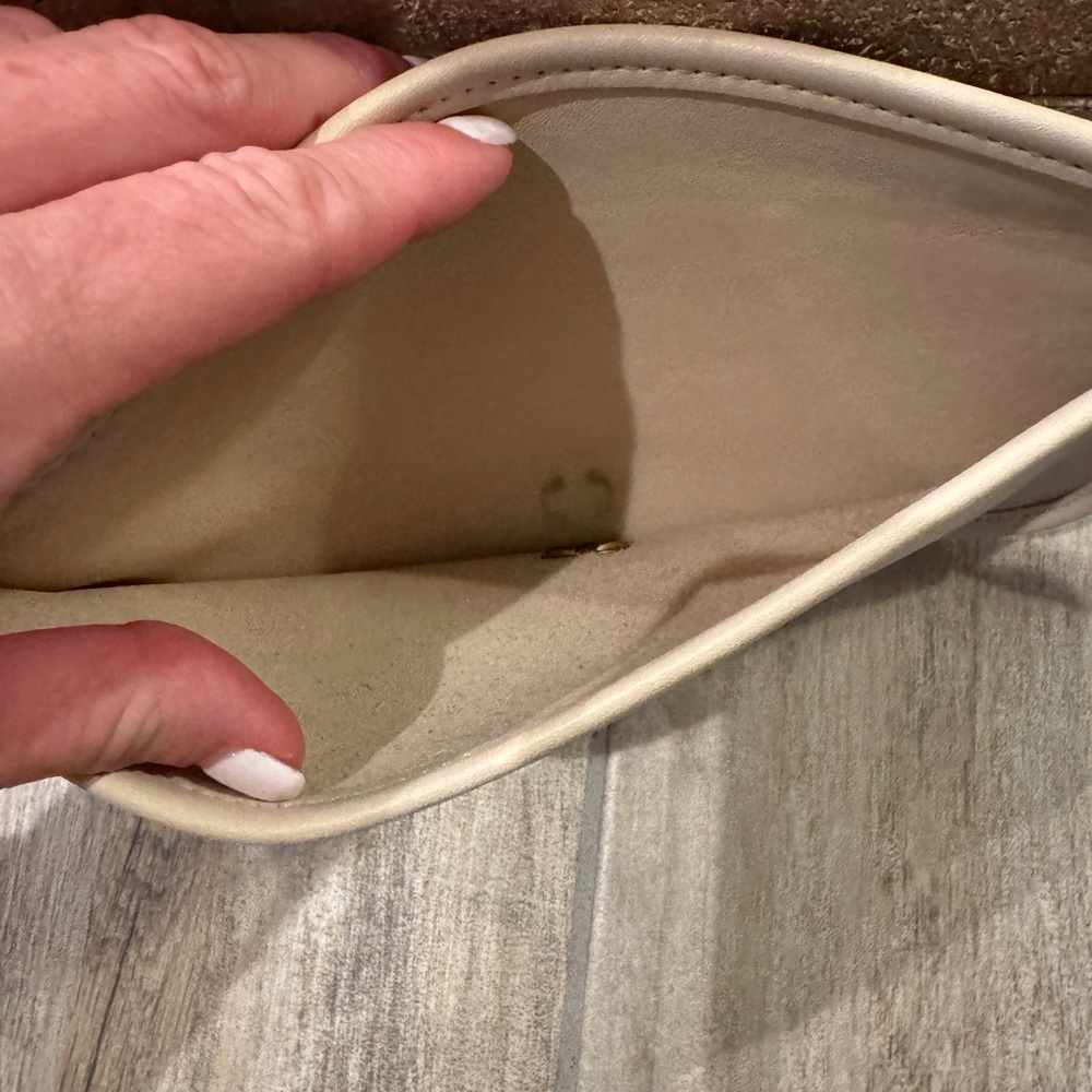 Elegant Coach Cream Shoulder Bag - Picture 9 of 14